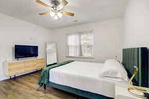 Contemporary Townhome ~ 7 Mi to Dtwn Raleigh!