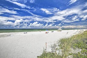 Bayside Pad w/ Pool Access & Dock: 1/2 Mi to Beach