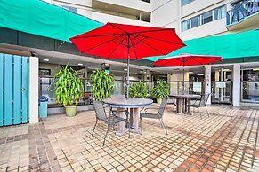 Waikiki Condo: Walk to Beach, Shops & Restaurants