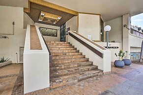 Waikiki Condo: Walk to Beach, Shops & Restaurants