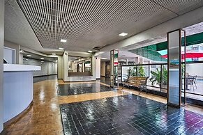 Waikiki Condo: Walk to Beach, Shops & Restaurants