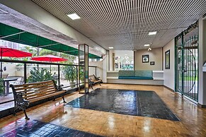 Waikiki Condo: Walk to Beach, Shops & Restaurants