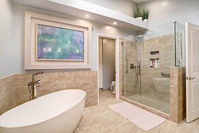 Golf Course View & Pool Access: Palm Desert Condo