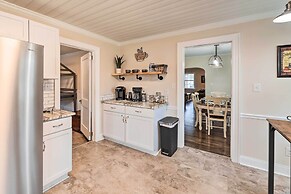 New Bern Retreat w/ Fire Pit ~ 1 Mi to Dtwn!