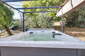 Modern Home in Napa Area w/ Hot Tub & Game Room!