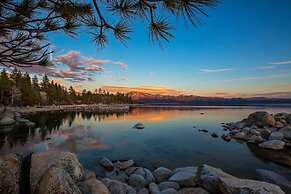 California Retreat ~1 Mi to Lake Tahoe