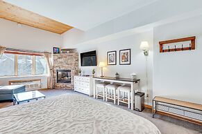 Walk to Lifts: Studio w/ Hot Tub in Keystone!