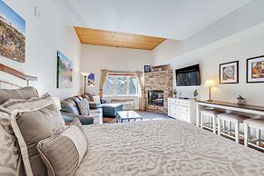 Walk to Lifts: Studio w/ Hot Tub in Keystone!