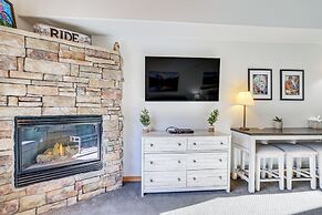 Walk to Lifts: Studio w/ Hot Tub in Keystone!