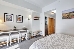 Walk to Lifts: Studio w/ Hot Tub in Keystone!