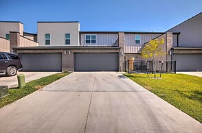 College Station Townhome w/ Furnished Patio!