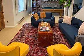 Luxe Garden-level Apartment w/ Sauna & Gym!