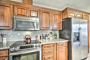 Vancouver Home w/ Hot Tub < 15 Mi to Portland!