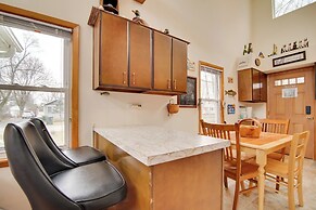 Twin Lakes Home - Walk to Lake Elizabeth!