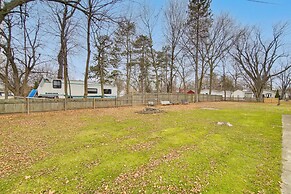 Twin Lakes Home - Walk to Lake Elizabeth!