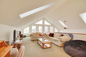 Twin Lakes Home - Walk to Lake Elizabeth!