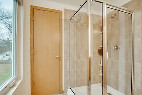 Twin Lakes Home - Walk to Lake Elizabeth!