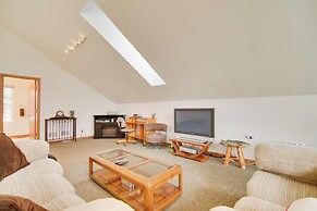 Twin Lakes Home - Walk to Lake Elizabeth!