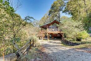 Avalon Woods Riverfront Retreat: Walk to Waterfall