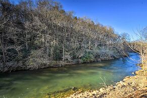 Avalon Woods Riverfront Retreat: Walk to Waterfall