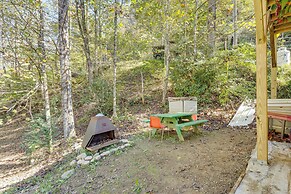 Avalon Woods Riverfront Retreat: Walk to Waterfall