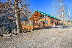 Avalon Woods Riverfront Retreat: Walk to Waterfall