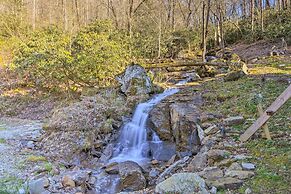 Avalon Woods Riverfront Retreat: Walk to Waterfall