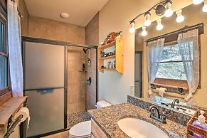 Avalon Woods Riverfront Retreat: Walk to Waterfall