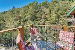 Avalon Woods Riverfront Retreat: Walk to Waterfall