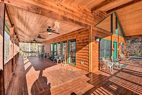 Avalon Woods Riverfront Retreat: Walk to Waterfall