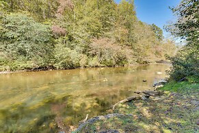 Avalon Woods Riverfront Retreat: Walk to Waterfall