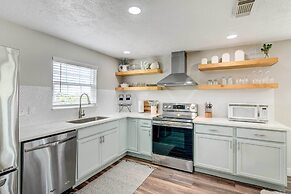 Walk to Beach: Charming Home w/ Deck in Galveston