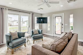 Walk to Beach: Charming Home w/ Deck in Galveston