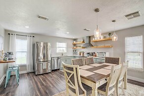 Walk to Beach: Charming Home w/ Deck in Galveston