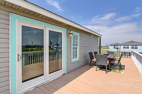 Walk to Beach: Charming Home w/ Deck in Galveston