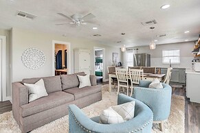 Walk to Beach: Charming Home w/ Deck in Galveston