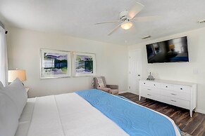 Walk to Beach: Charming Home w/ Deck in Galveston