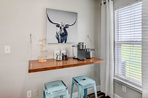 Walk to Beach: Charming Home w/ Deck in Galveston