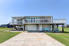 Walk to Beach: Charming Home w/ Deck in Galveston