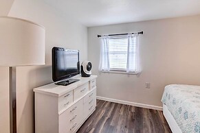 Walk to Beach: Charming Home w/ Deck in Galveston