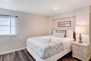 Walk to Beach: Charming Home w/ Deck in Galveston