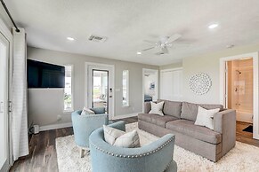 Walk to Beach: Charming Home w/ Deck in Galveston