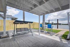 Waterfront Galveston Bay Retreat - 4 Mi to Beach!