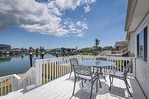 Waterfront Galveston Bay Retreat - 4 Mi to Beach!