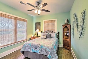 2 Mi to Beach & Seawall: Quaint Home in Galveston!