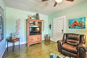 2 Mi to Beach & Seawall: Quaint Home in Galveston!