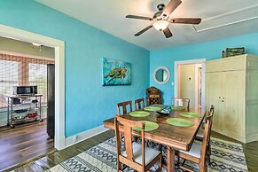 2 Mi to Beach & Seawall: Quaint Home in Galveston!
