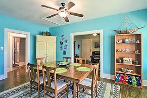 2 Mi to Beach & Seawall: Quaint Home in Galveston!