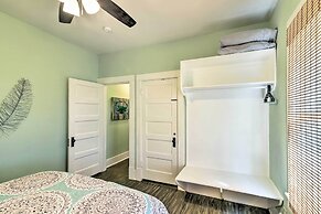 2 Mi to Beach & Seawall: Quaint Home in Galveston!
