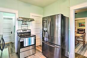2 Mi to Beach & Seawall: Quaint Home in Galveston!